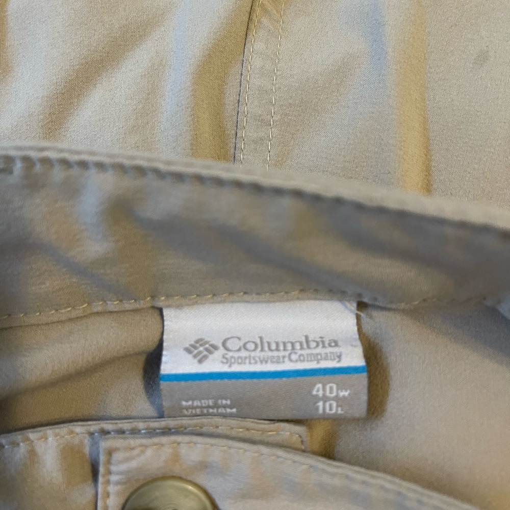 40W x 10L Columbia tan shorts